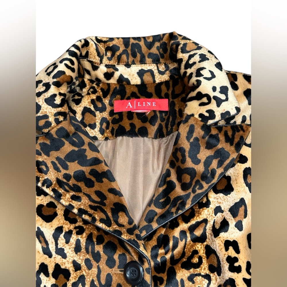 A-Line Velvet Leopard Print Jacket with Pockets. 21” Pit to Pit 23” Length - Picture 6 of 6